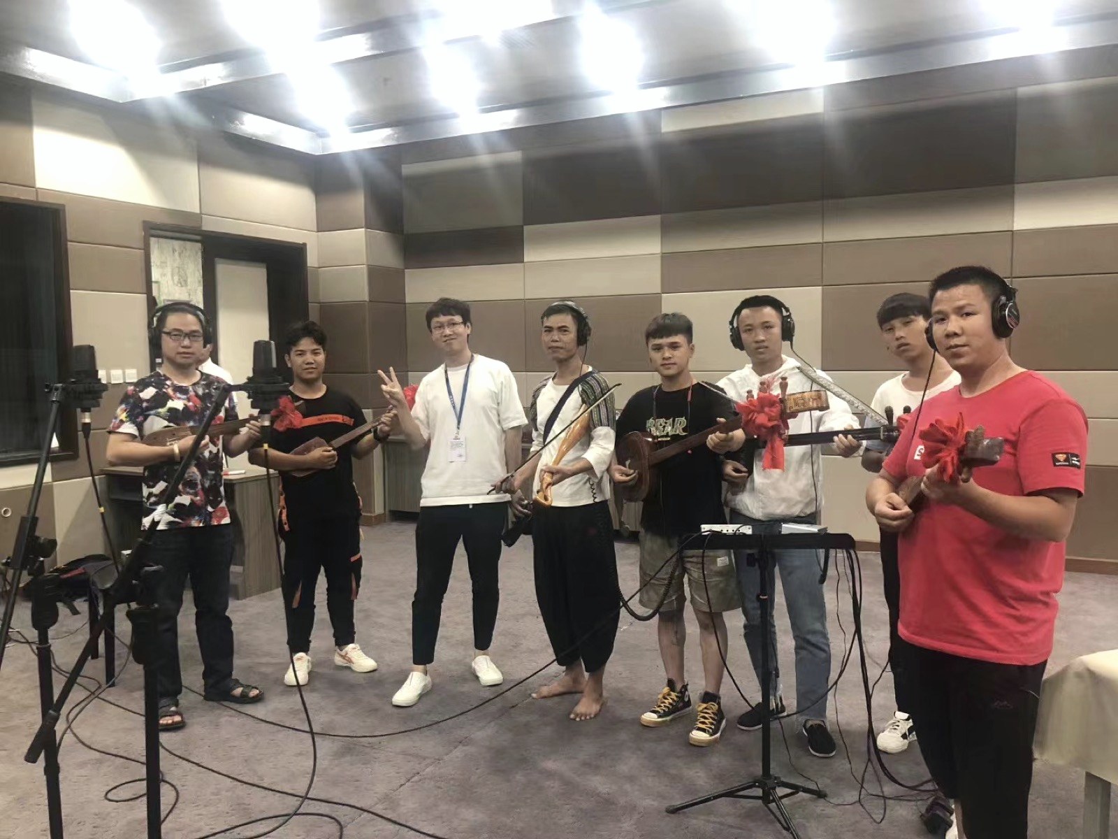 欧阳箐宇与侗族大歌乐团合照