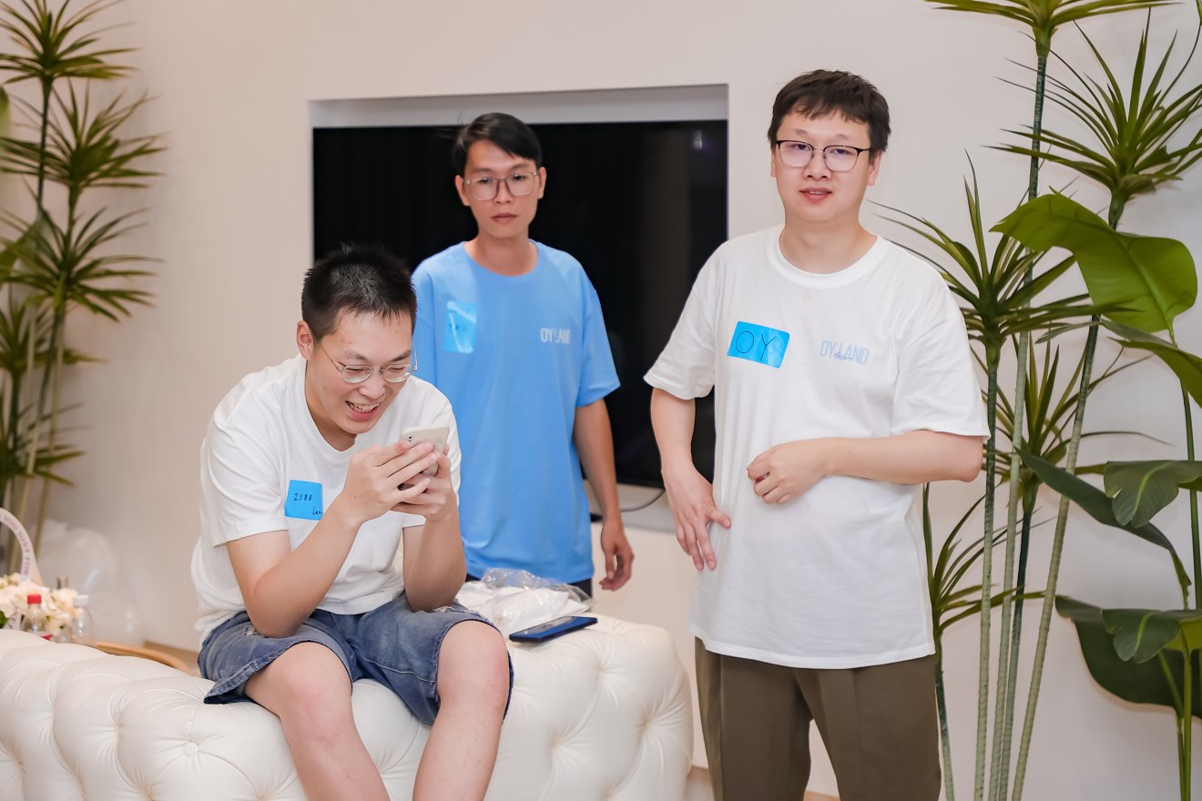 Lemon.坐在左侧，与欧阳老师和朋友相聚