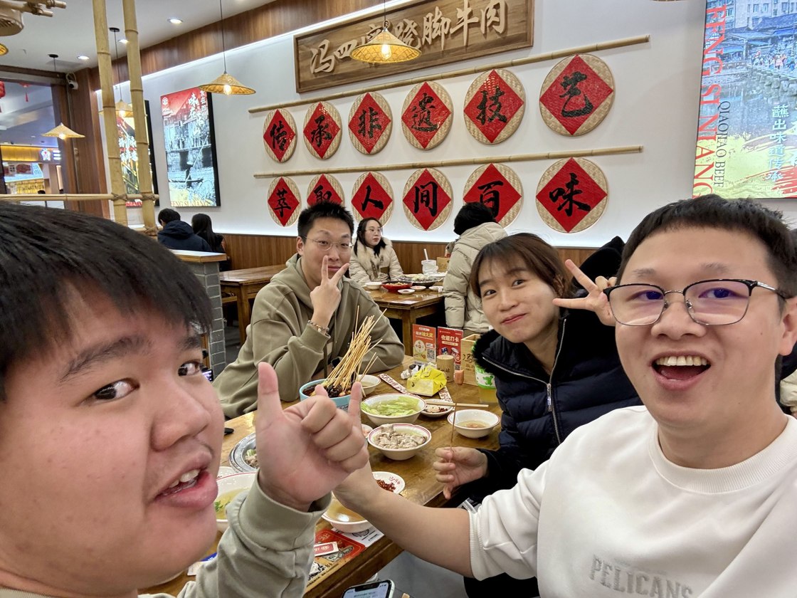 Lemon.提供的与老师、朋友围桌吃饭的合照